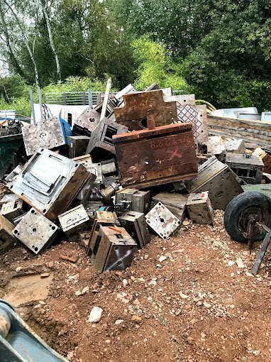 Aperçu des activités de la casse automobile RFM PERRON située à SAINT-TRIVIER-DE-COURTES (01560)